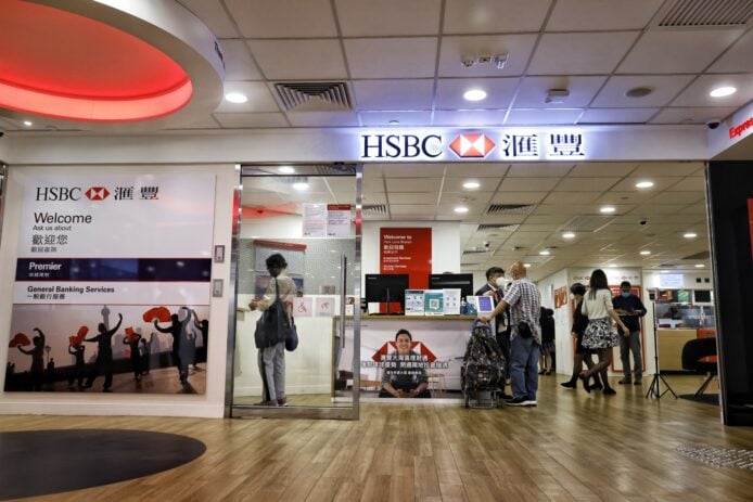 滙豐部份櫃位服務5月起收費 入票每張收 $5 櫃位打簿每次收 $50