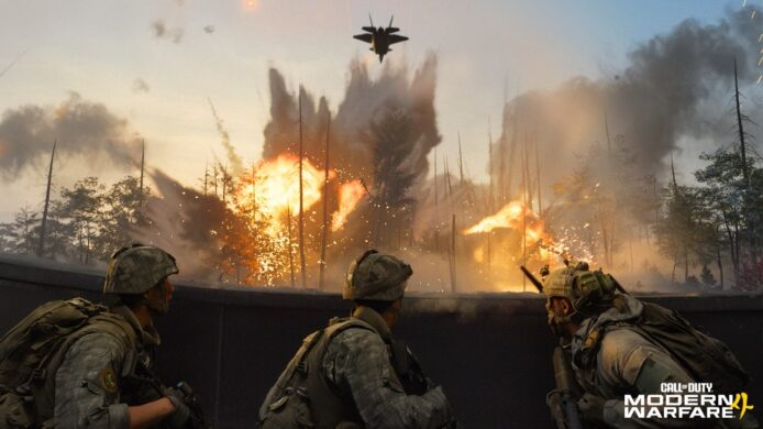 軍事演習爆炸場景 軍人觀察爆炸與火光.