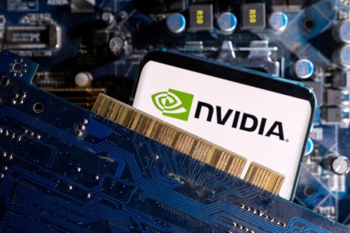 NVIDIA 晶片與電腦硬件 NVIDIA 標誌的手機插入主板上的圖像.
