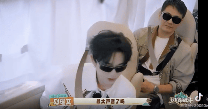 創新科技展覽 創新科技展覽中的兩位年輕男子佩戴太陽眼鏡.
