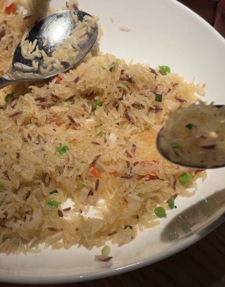 炒飯美味佳餚 炒飯的特寫,展示金黃酥脆的米飯和豐富配料.
