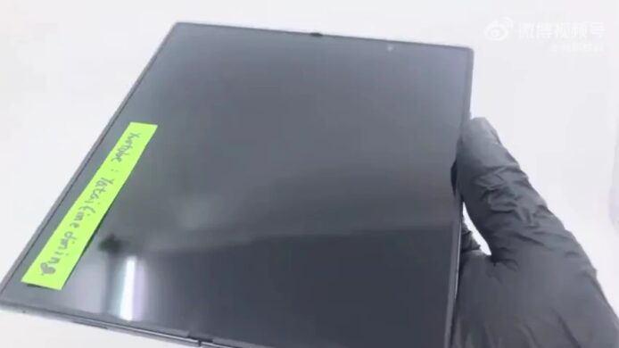 Galaxy Z Fold 8 Ultra 無摺痕 Galaxy Z Fold 8 Ultra 展示無摺痕設計.