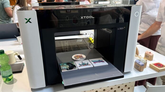 xTool 4合1打印機 O1 Omni XTool 4合1打印機展示激光雕刻與空氣過濾功能.