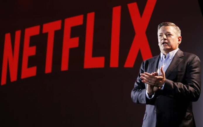 Netflix AI 影視製作革新 Netflix CEO 發表演說,背景有大字LOGO.