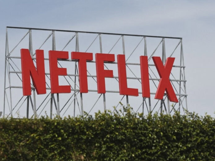 Netflix 標誌大字 Netflix 標誌在戶外高空展示.