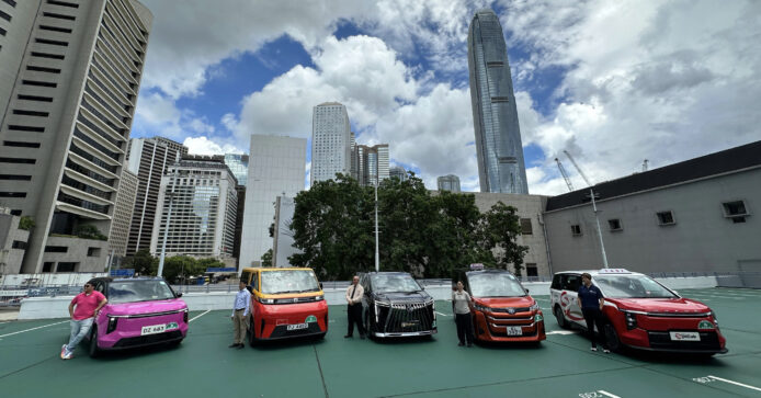 的士車隊在市中心 多款不同顏色的的士停泊在市中心空地.