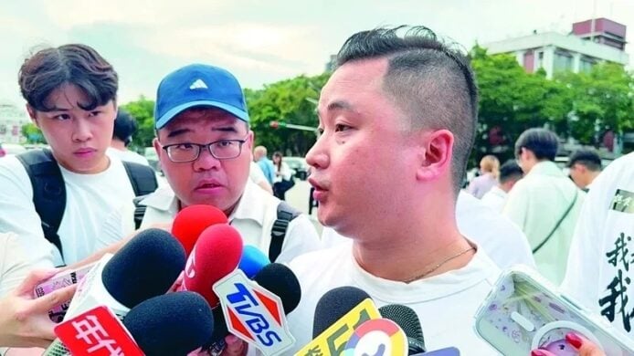 台灣警方調查賴清德聲音事件 吳崢接受媒體採訪,周圍有多個麥克風.