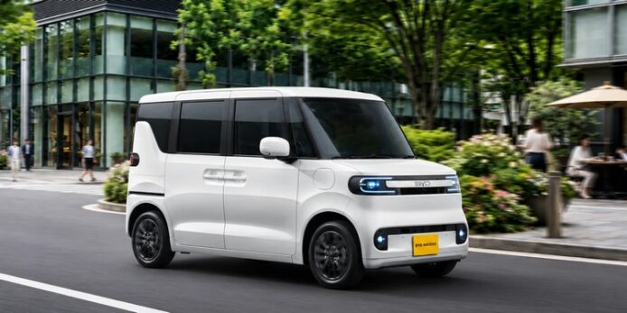 比亞迪純電K-Car 比亞迪純電K-Car在街上行駛.