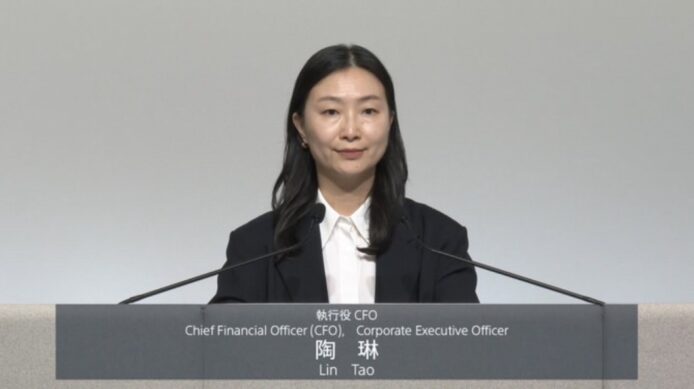 公司高層發言 公司高層女發言人在會議上發言.