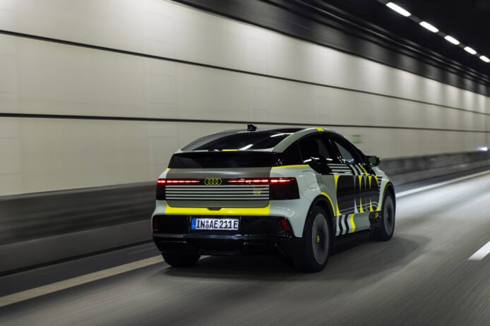 奧迪 A2 e-tron 迷彩車型 奧迪 A2 e-tron 迷彩車在隧道中行駛.