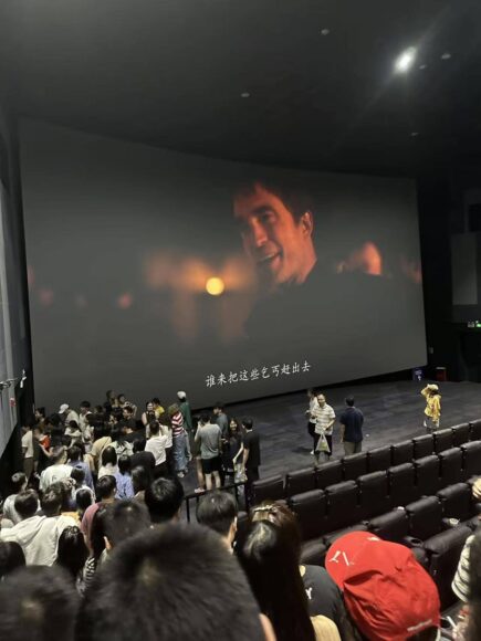 大陸戲院爆機事件 戲院中大屏幕播放電影場景.