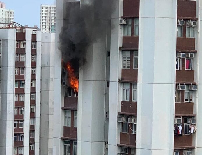 高樓火災現場 高樓起火冒煙火光.