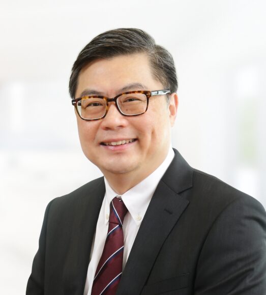專業商務人士微笑照 穿著西裝的男士微笑面對鏡頭.