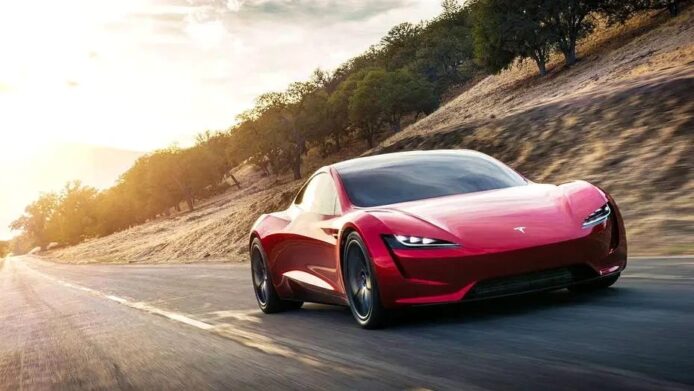 Tesla 新 Roadster 展示 Tesla 新 Roadster 在戶外行駛,展現動感與科技感.