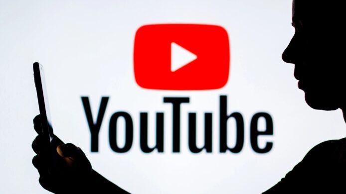 YouTube應用程式圖示 用戶使用手機觀看YouTube視頻.