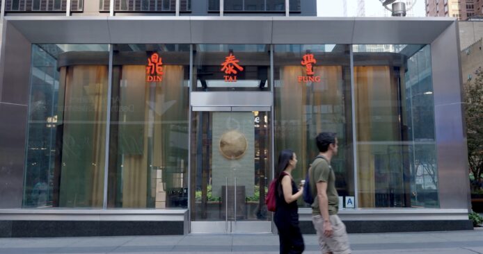 鼎泰豐美國分店門面 鼎泰豐美國分店門口兩人行走.