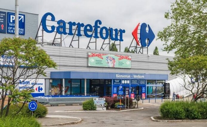 法國超市遭黑客攻擊 法國超市外觀,顯示 Carrefour 標誌.