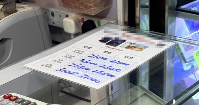 iPhone 2TB 開售現場 蘋果iPhone 2TB新機展示於店內.