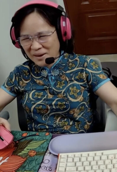 廣東六旬為查兒子沉迷原因 香港網上影像,女性戴耳機對話工作.