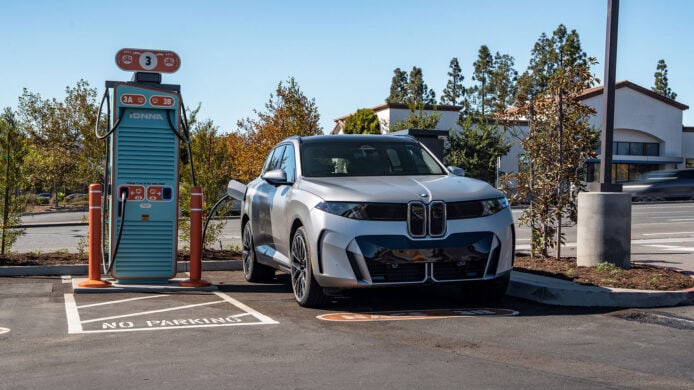 BMW 新iX5 與舊X5並排實拍 BMW 新 iX5 與舊 X5 並排實拍,雙燈與前臉設計差異.